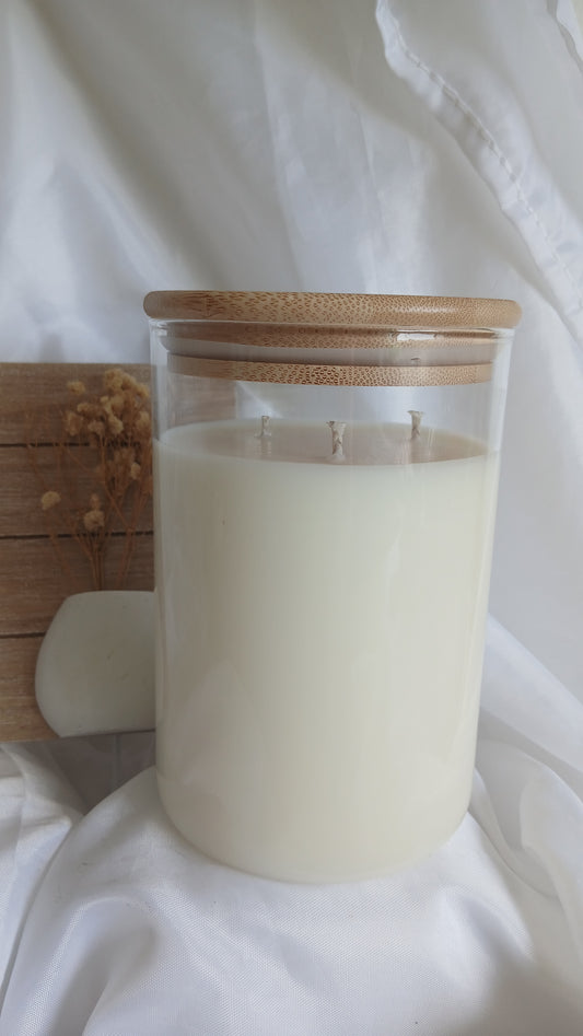 Bougie Léa, pot en verre transparent et couvercle en bois, triple mèche visible, cire de soja parfumée, fait main à Nice