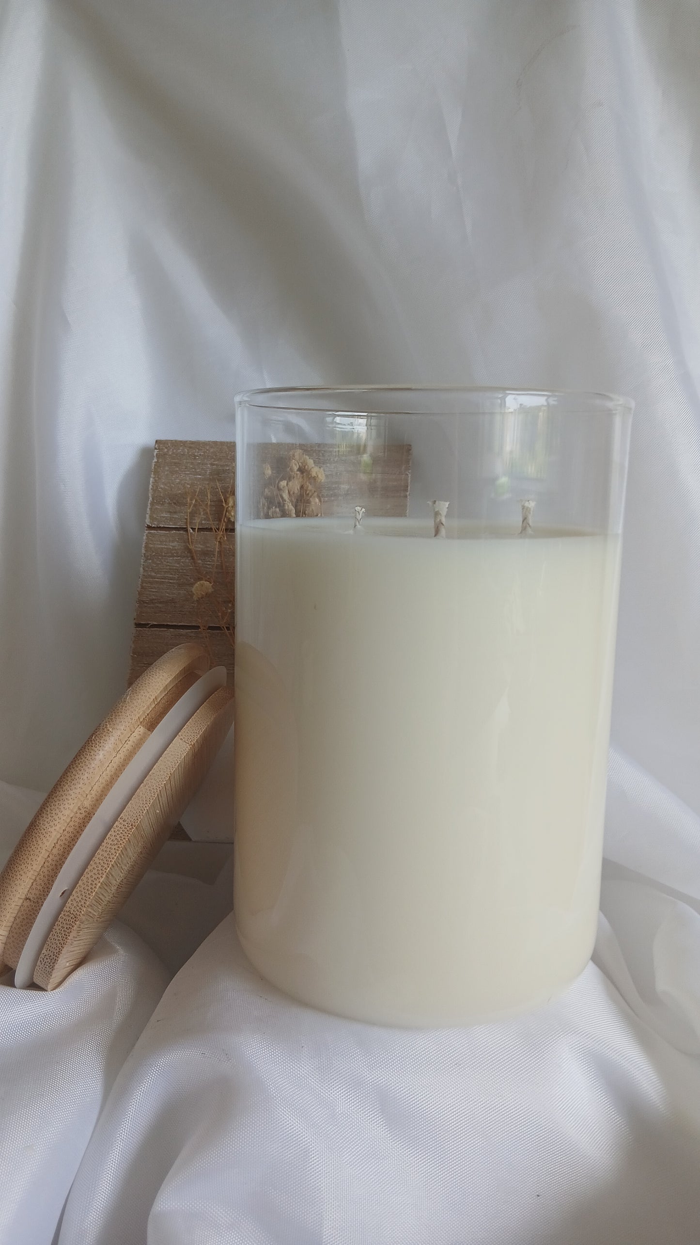 Bougie Léa dans son pot en verre avec couvercle en bois, décor de fleurs séchées