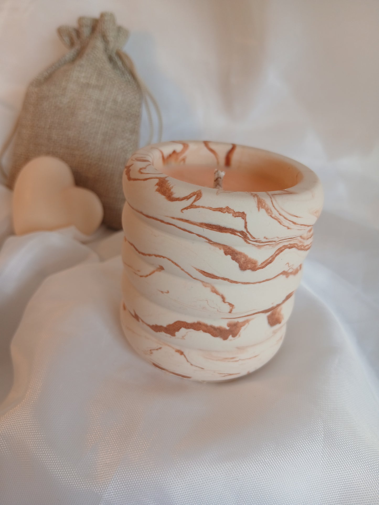 Alvéa — Bougie en pot Jesmonite alvéolé | Cire de soja | Parfum de Grasse | Fait main à Nice