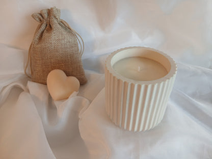 Minéa — Bougie en pot Jesmonite strié | Mèche en bois | Cire de soja | Fait main à Nice