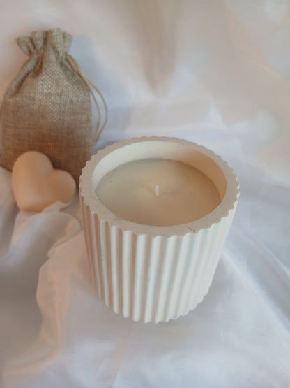 Minéa — Bougie en pot Jesmonite strié | Mèche en bois | Cire de soja | Fait main à Nice