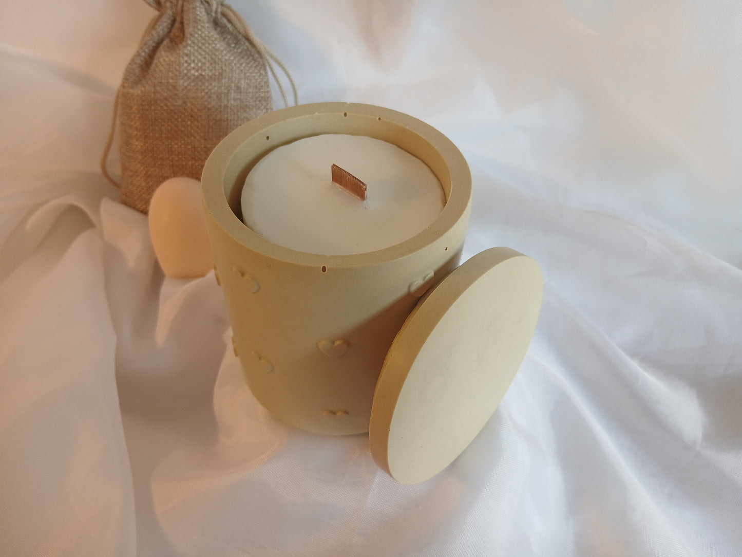 Lovéa — Bougie en pot Jesmonite Cœurs en relief | Mèche en bois | Cire de soja | Fait main à Nice