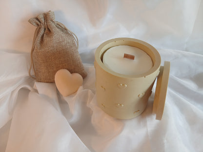 Lovéa — Bougie en pot Jesmonite Cœurs en relief | Mèche en bois | Cire de soja | Fait main à Nice