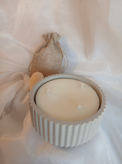 Oléa — Grande Bougie 3 mèches en pot Jesmonite strié | Cire de soja | Parfum de Grasse | Fait main à Nice