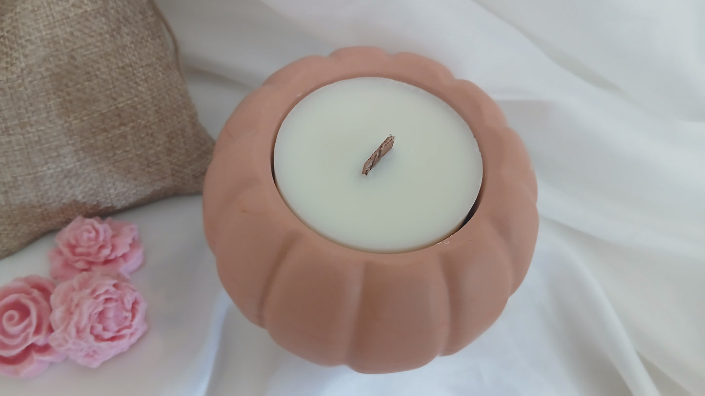 Pumpkéa — Bougie en pot Jesmonite Citrouille avec couvercle | Cire de soja | Fait main à Nice