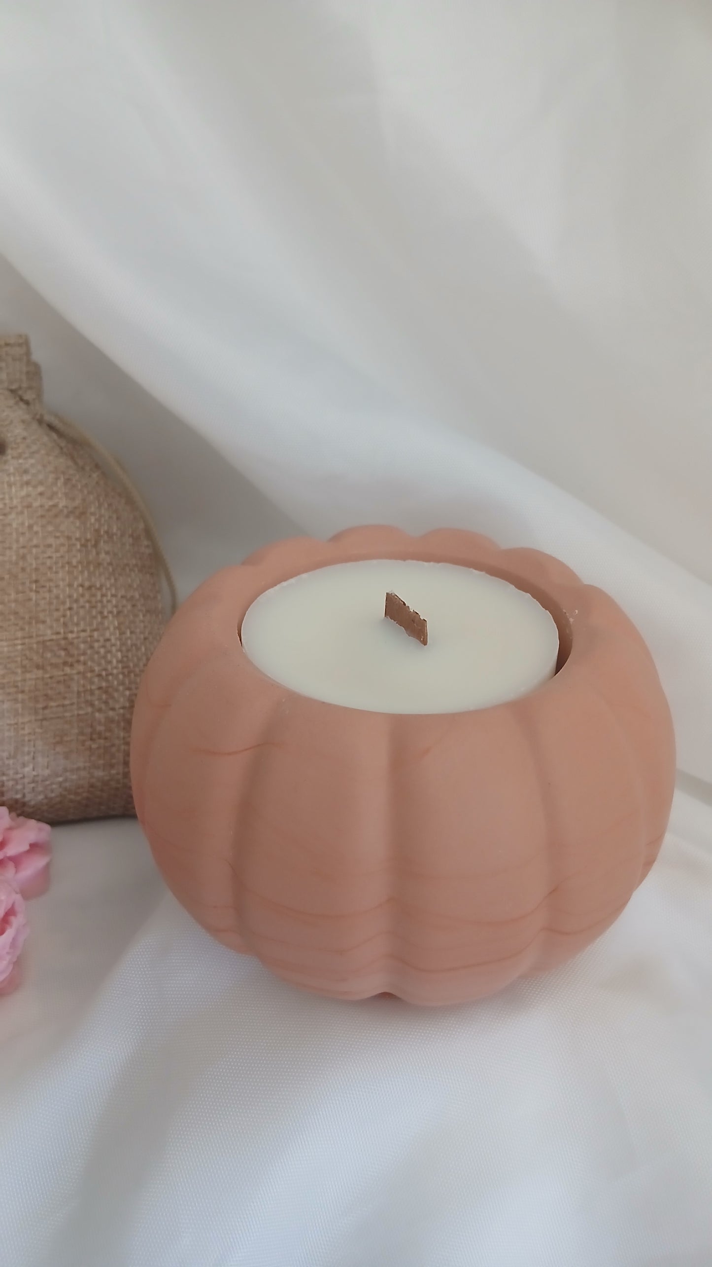 Pumpkéa — Bougie en pot Jesmonite Citrouille avec couvercle | Cire de soja | Fait main à Nice