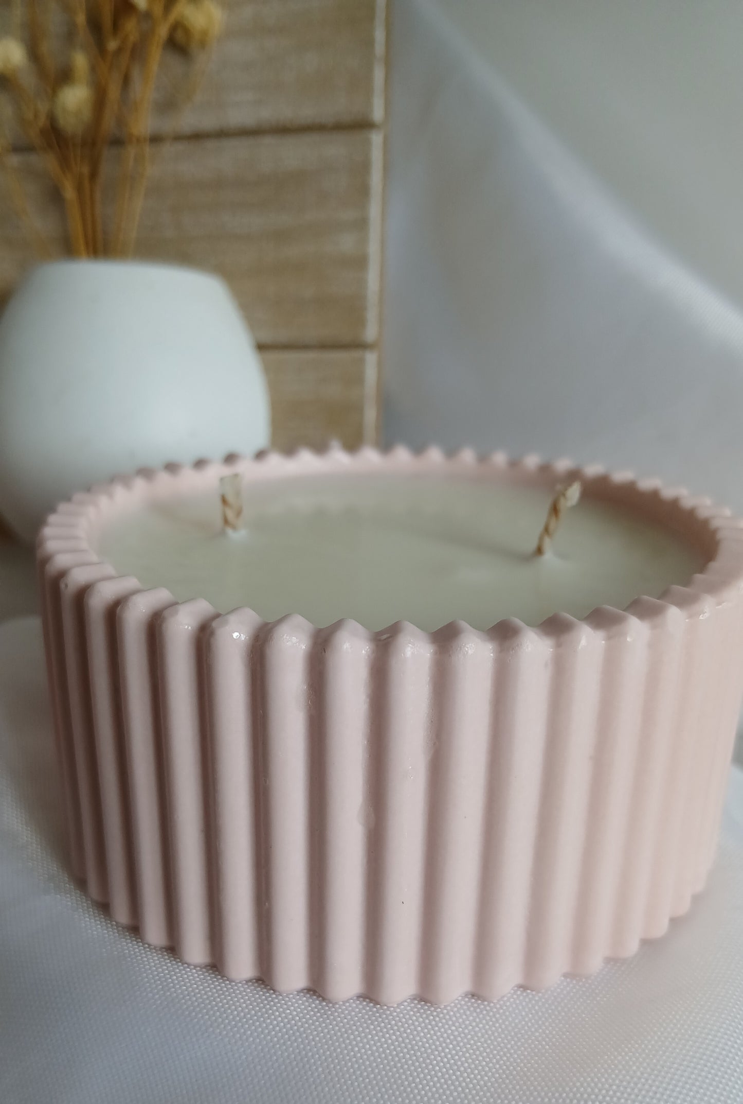 Véléa - pot jesmonite strié rose pâle avec 2 mèches coton - Cocon by Héléa