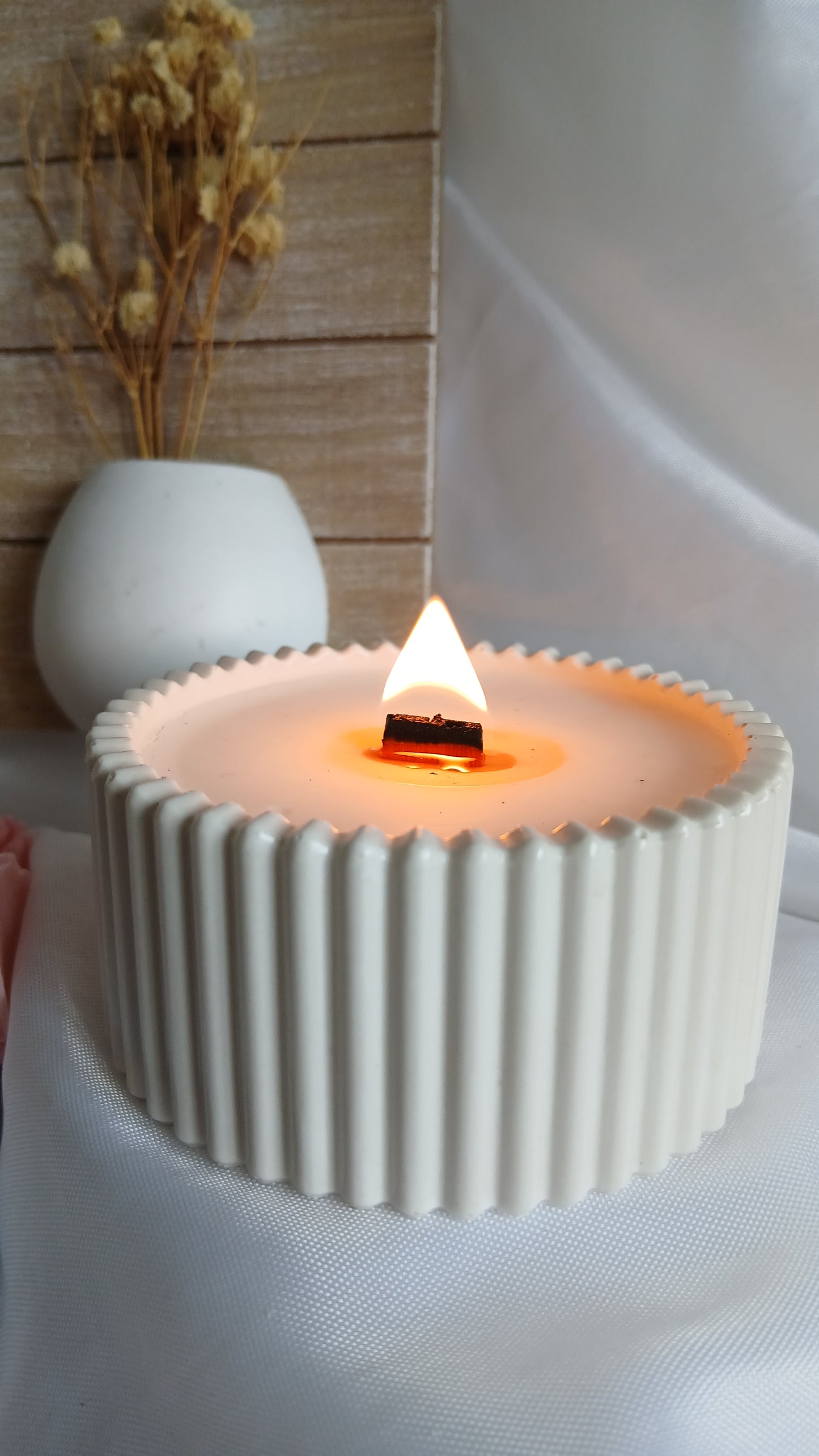 Véléa - bougie en pot jesmonite strié blanc allumée - Fait main à Nice