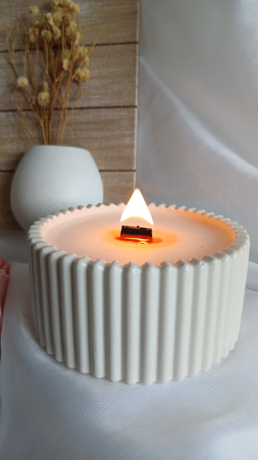 Véléa - bougie en pot jesmonite strié blanc allumée - Fait main à Nice